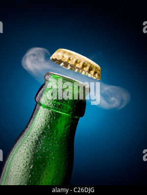 Apertura del tappo di birra con il gas in uscita Foto Stock