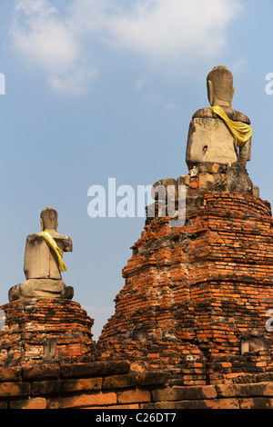 Due statue di Buddha di fronte al fiume presso le rovine del tempio di Wat Chai Wattanaram presso il sito Unesco di Ayutthaya in Thailandia Foto Stock