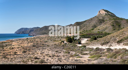 Vista panoramica di Playa Larga, sul retro il mountainrock del Cabezo de la Fuente (336 m.), Calblanque, Murcia, Spagna Foto Stock