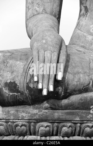 Immagine in bianco e nero di mano di Buddha sulla statua di Wat Mahathat in Sukothai parco storico, Thailandia Foto Stock