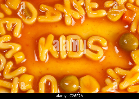 Alfabeto pasta sagomato formante la parola KIDS in salsa di pomodoro Foto Stock