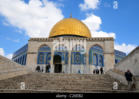 Israele, Gerusalemme la città vecchia, la Cupola della Roccia sulla Haram esh Sharif (Temple Mount) un Qanatir (l'arco) in primo piano Foto Stock