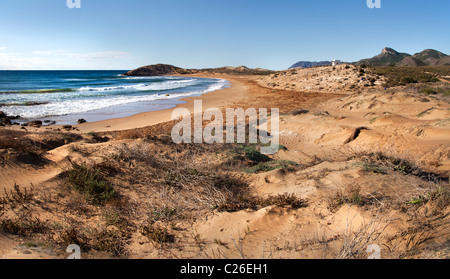 Vista panoramica di Playa Larga, sul retro il mountainrock del Cabezo de la Fuente (336 m.), Calblanque, Murcia, Spagna Foto Stock