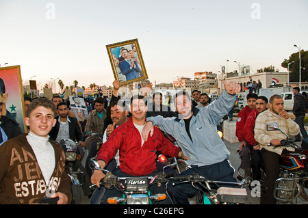 La siria manifestazione Pro 2011 Presidente Bashar Al Assad Hama Foto Stock