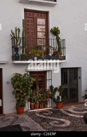 Ingresso e balcone per il pittoresco villaggio di Frigiliana, vicino a Nerja, provincia di Malaga, in Andalusia Andalusia Spagna meridionale Foto Stock