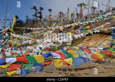 Bandiere di preghiera a Thrumshingla passano la frontiera tra centrale e orientale del Bhutan Foto Stock