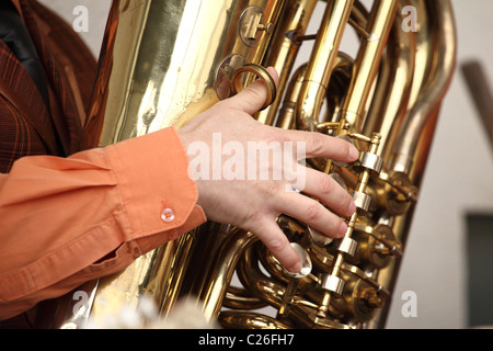 Musicista che gioca sul basso tuba. Foto Stock