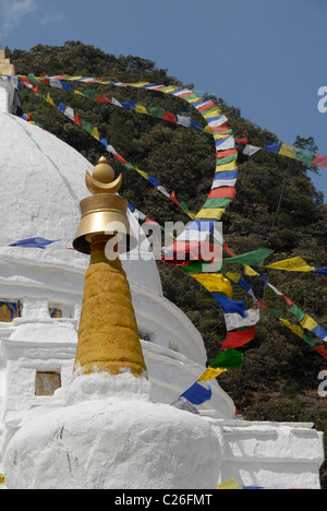 Bandiere di preghiera nel vento, Chorten Kora, Trashiyangtse, Est Bhutan Foto Stock