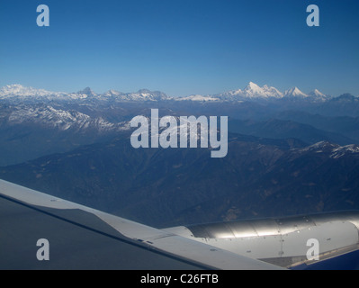 Vista sull'Himalaya montagne da un Druk Air volo in un Airbus 319, avvicinando Paro Int. Aeroporto, Bhutan Foto Stock