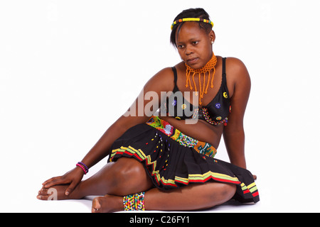 Una giovane donna in una tradizionale cerimonia abito Zulu. Sud Africa. Isolato. Foto Stock