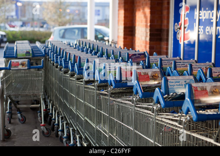 Supermercato parcheggiato carrello Salisbury England Regno Unito Foto Stock