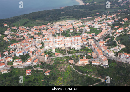 VISTA AEREA. Villaggio arroccato con vista sul Mar Mediterraneo. Cargèse, Corsica, Francia. Foto Stock