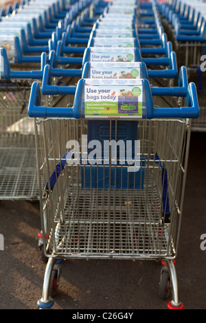 Supermercato Tesco parcheggiato carrello Salisbury England Regno Unito Foto Stock