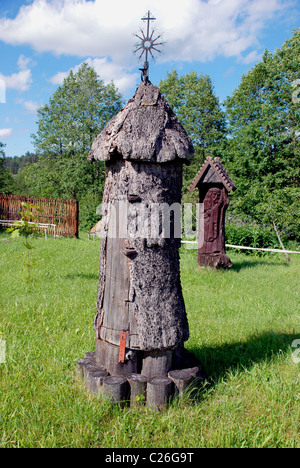 Verticale antichi alveari fatte di tronchi. Museo dell'apicoltura. Foto Stock