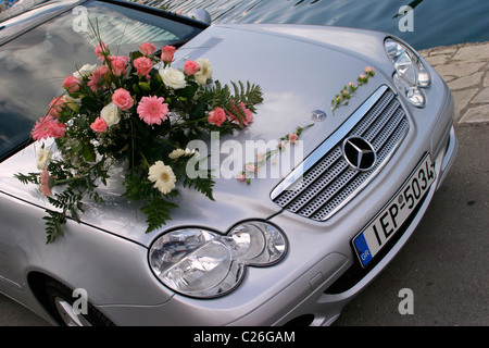 Auto nozze sull'isola greca di paxos decorato con fiori.formato orizzontale Foto Stock