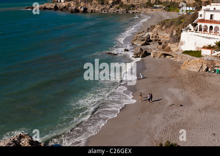 Famiglia di giocare con le onde in spiaggia di Calahonda, Costa del Sol, Andalusia Andalusia, Spagna Foto Stock