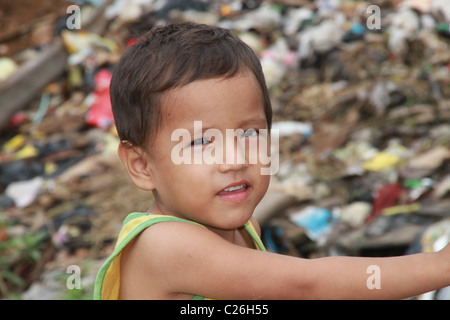 Ragazzo peruviano giocare davanti a un garbage discarica Foto Stock