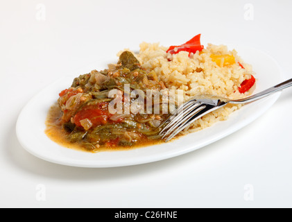 Un pasto vegetariano di okra in umido con cipolla e pomodoro, servito con spezie cajun di riso Foto Stock