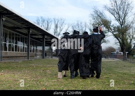 Quattro, studenti, compagni di scuola, rivolta, indietro, camminando a piedi, insieme, celebrare, celebrando, fine dell', ovviamente, uni. Foto Stock