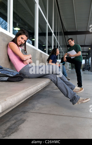 Alla ricerca, all', fotocamera, sit, situati, verso il basso, in una pausa, ricambio, tempo, refrigerazione, su un, sedersi ooutdoor, all'aperto, esterno, uni. Foto Stock