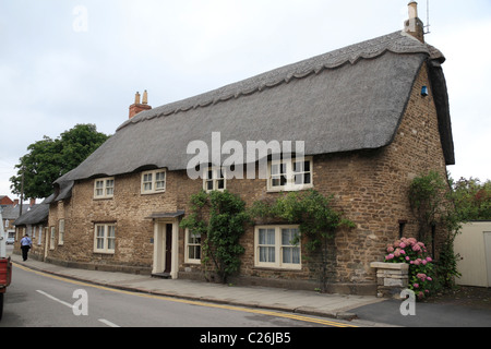 Pittoreschi cottage con il tetto di paglia nel grazioso villaggio di Oakham, Rutland, Inghilterra. Foto Stock