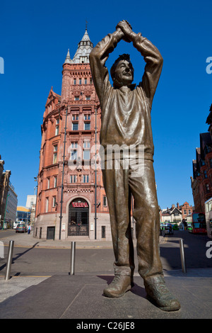 Brian Clough OBE statua di bronzo Brian Clough OBE dello scultore Les Johnson nel centro di Nottingham Nottinghamshire Inghilterra UK GB Europe Foto Stock