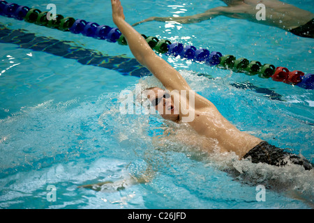 Dorso maschile gara a 2011 Canadian National mondo Prove campionato di nuoto prove-Victoria, British Columbia, Canada. Foto Stock