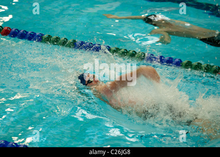 Dorso maschile gara a 2011 Canadian National mondo Prove campionato di nuoto prove-Victoria, British Columbia, Canada. Foto Stock