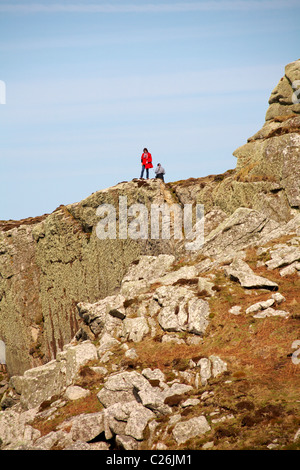 Giovane giocando il gioco letterbox cercando il letterbox nella zona conosciuta come il terremoto su Lundy Island, Devon, Inghilterra Regno Unito nel mese di marzo Foto Stock