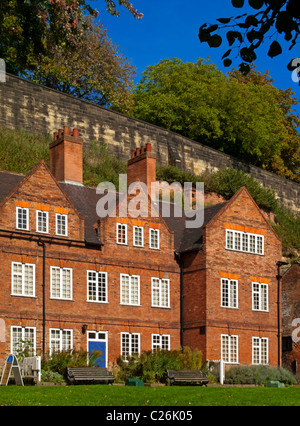 Tini di filtrazione cantiere a Nottingham Regno Unito con le mura del castello visibile sopra costruita nel XVII secolo ora il Museo della Vita di Nottingham Foto Stock