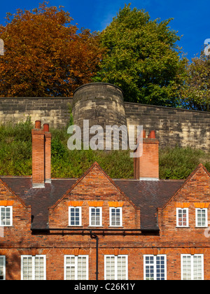 Tini di filtrazione cantiere a Nottingham Regno Unito con le mura del castello visibile sopra costruita nel XVII secolo ora il Museo della Vita di Nottingham Foto Stock