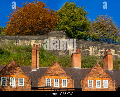 Tini di filtrazione cantiere a Nottingham Regno Unito con le mura del castello visibile sopra costruita nel XVII secolo ora il Museo della Vita di Nottingham Foto Stock