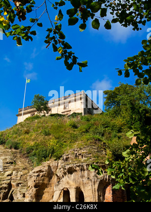 Scogliere di arenaria di Castle Rock in Nottingham City Centre Inghilterra UK con il castello visibile sopra Foto Stock