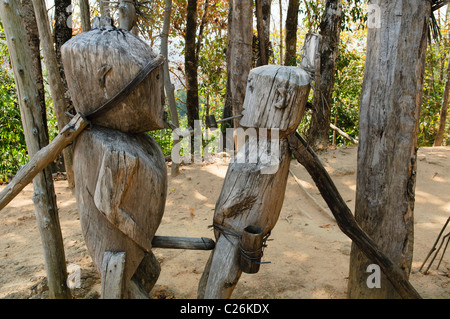 Custode degli alcolici in un villaggio Akha vicino a Chiang Rai, Thailandia Foto Stock