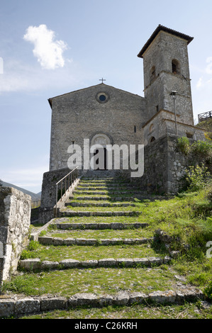 Vista frontale di San Tommaso d Aquino chiesa medievale accanto alla famiglia le rovine del Castello di Roccasecca, stagione primaverile. Foto Stock