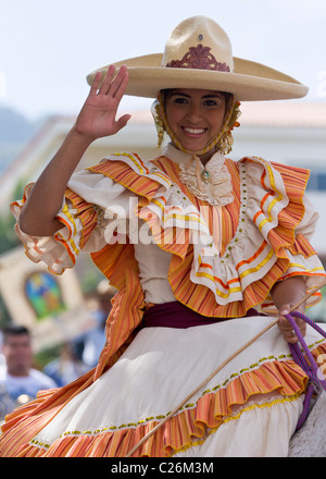 Messicana sul cavallo attraverso Puerto Vallarta, Jalisco, Messico Foto Stock