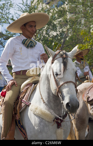 Ragazzo messicano in una parata Charros, Puerto Vallarta, Jalisco, Messico Foto Stock