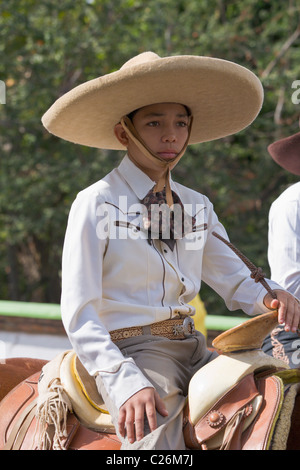 Ragazzo messicano in una parata Charros, Puerto Vallarta, Jalisco, Messico Foto Stock