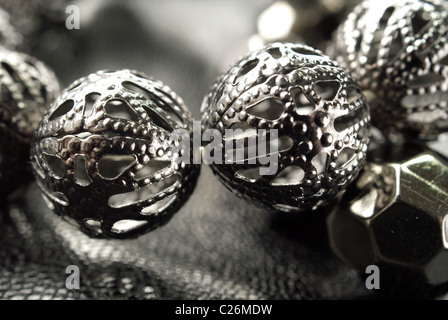 Argento scuro perline dettaglio Foto Stock