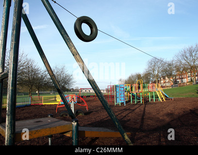 Un'area giochi per bambini in una città del Regno Unito. Foto Stock