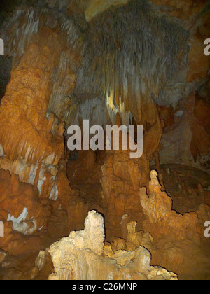 Le formazioni rocciose in ATM Actun Tunichil Muknal grotta in Belize Foto Stock