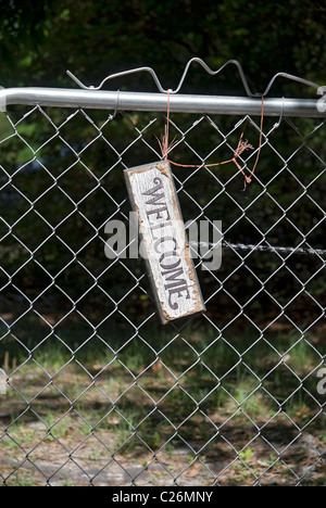 Segno di benvenuto appeso dalla porta Foto Stock