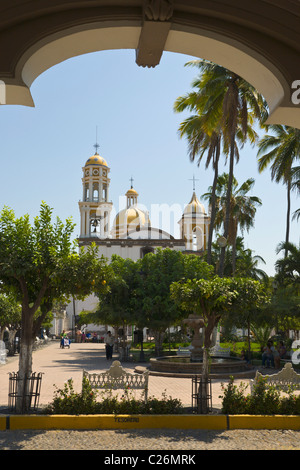 La Chiesa cattolica e il parco, Comala, Colima, Messico Foto Stock