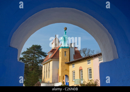 Vista attraverso il portone ad edifici Portmeirion Italianamente villaggio nei pressi di Porthmadog Gwynedd North Wales UK Foto Stock