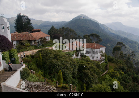 Sulla collina sopra di Bogotà, Colombia è Monserrate, il simbolo della città, dove due ristoranti offrono panorami fantastici e il cibo. Foto Stock