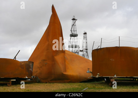 Memorizzazione di una attrezzatura di perforazione nell'insediamento Sabetta. Frantumato serbatoio verticale. La penisola di Yamal, RUSSIA Foto Stock