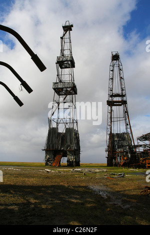 Due impianti di trivellazione. Memorizzazione di una attrezzatura di perforazione nell'insediamento Sabetta. La penisola di Yamal, RUSSIA Foto Stock