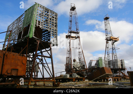 Due derricks. Memorizzazione di una attrezzatura di perforazione nell'insediamento Sabetta. La penisola di Yamal, RUSSIA Foto Stock