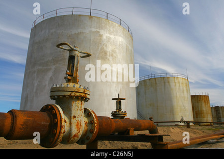 Grandi quantità di carburante e di lubrificante di storage. La penisola di Yamal, RUSSIA Foto Stock