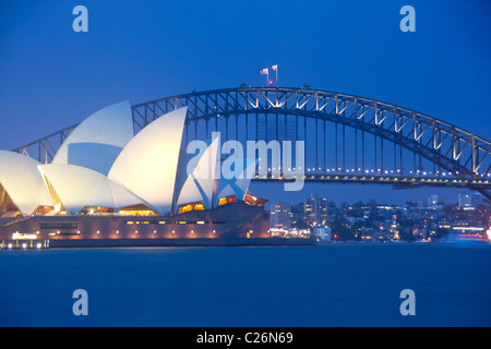 Sydney Opera House e Harbour Bridge al crepuscolo / notte da Mrs Macquarie's punto Sydney New South Wales (NSW) Australia Foto Stock
